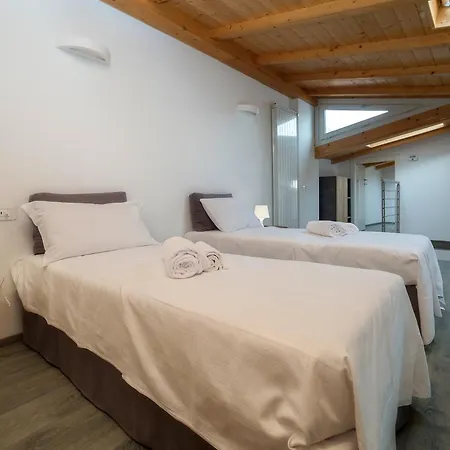 Lakefront Residenza Il Gallo In Riva Al Holiday home *