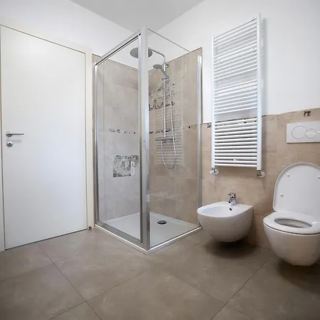 Lakefront Residenza Il Gallo In Riva Al Holiday home
